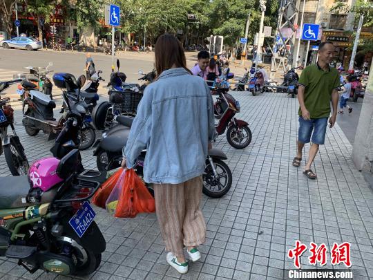 Plastic bags are often used in China. (File photo/China News Service)