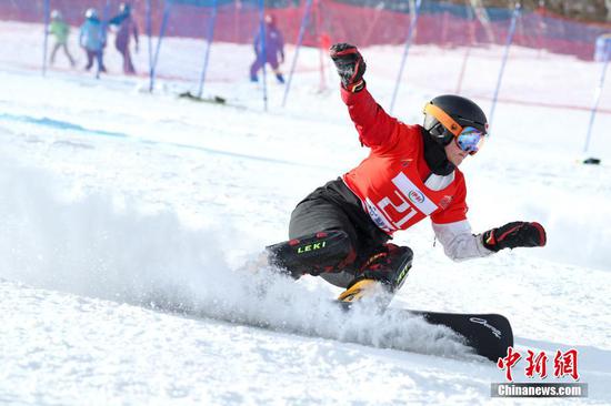 Gong Naiying of China competes in the women's parallel slalom event during the FIS Snowboard World Cup series in Chongli, Hebei Province, north China, February 24, 2019. (Photo: China News Service/Wu Diansen)