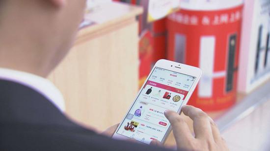 With online shopping now a part of most peoples' lives, concerns remain over a number of issues. /CGTN Photo