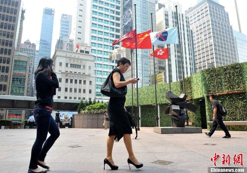 People pass by the plaza of Hong Kong Exchanges. (File photo/China News Service) 