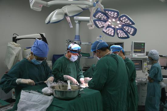 Medical staff conduct a kidney transplantation surgery for an organ recipient in Hefei, capital of east China's Anhui Province, Aug. 22, 2018. (Xinhua/Huang Xin)
