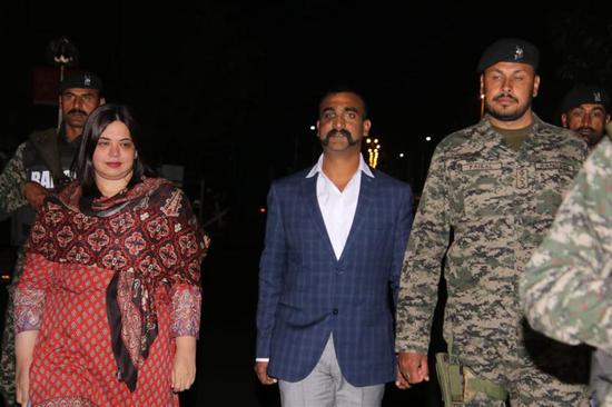 Photo released by Pakistan's Inter-Services Public Relations (ISPR) on March 1, 2019 shows captured Indian pilot Abhinandan Varthaman (C) standing at Wagah border crossing during a handover ceremony in eastern Pakistan's Lahore.  (Photo: Xinhua/ISPR)
