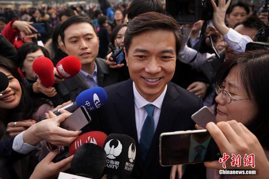 Robin Li, chairman and CEO of leading Chinese search engine Baidu Inc, answers queries outside the Great Hall of the People on March 3. (Photo/China News Service)