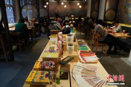 People dine at the café  outside Palace Museum after it opens an emperor-themed hotpot eatery named Corner Tower Restaurant on Feb 5, 2019. (File photo/China News Service)