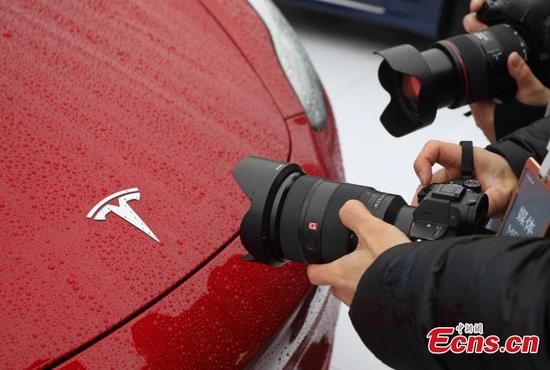 Visitors look at a Tesla Model 3 car in Shanghai, Jan. 7, 2019. (Photo: China News Service/Zhang Hengwei)