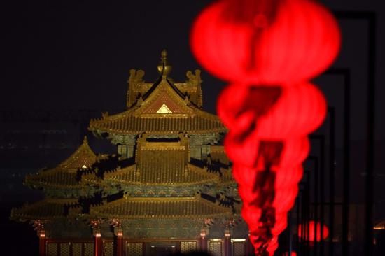 During the Lantern Festival, the Palace Museum offered two nights of nocturnal tours for the public for the first time, with some parts of the compound illuminated. (Photo/Xinhua)