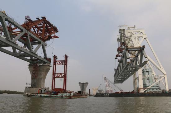 The core part of the Padma Bridge over the Padma River in Bangladesh is being built by China Railway Major Bridge Engineering Group Co Ltd on Feb 21, 2019. （Photo/Xinhua）