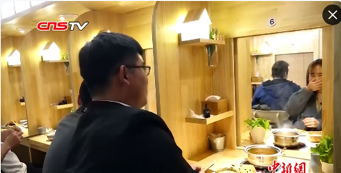 The restaurant in Wuhan, Central China's Hubei Province set up two rows of dining tables with planks in the middle, and singles can meet each other when they open the gear. (Screenshot photo)