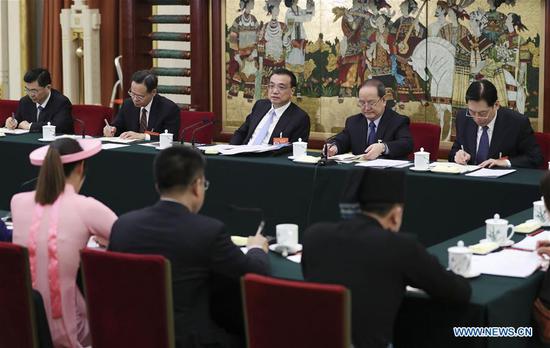 Chinese Premier Li Keqiang, also a member of the Standing Committee of the Political Bureau of the Communist Party of China (CPC) Central Committee, joins panel discussions by deputies from Guangxi Zhuang Autonomous Region at the second session of the 13th National People's Congress in Beijing, capital of China, March 6, 2019. (Xinhua/Ding Lin)
