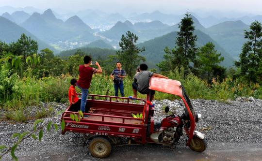 Local farmers in Songbai town, Hunan province, conduct online marketing via livestreaming platforms to lift themselves out of poverty. (Photo by Guo Liliang/For China Daily)