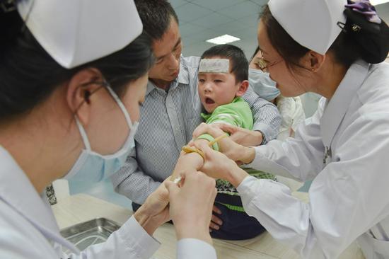 A child with flu receives treatment at Fujian Maternity and Child Healthcare Hospital in Fuzhou, Fujian province. (File photo/Xinhua)