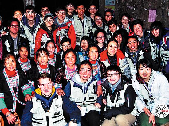 Volunteers visit Liuzhou city, Guangxi Zhuang autonomous region, to train members of the Dong ethnic group in public health and disaster preparedness. (Photo by CCOUC/CHINA DAILY)