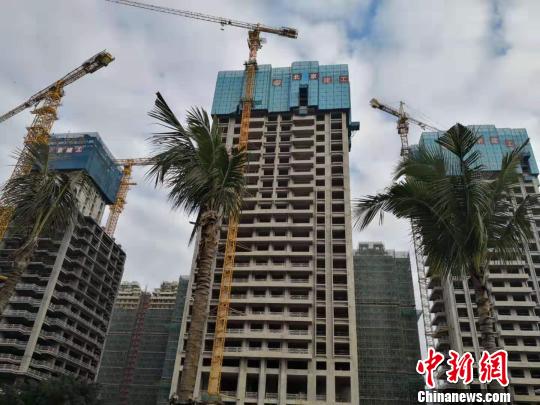 Residential buildings under construction in Haikou, Hainan Province. (File photo)