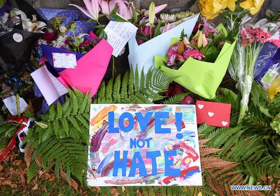 Photo taken on March 16, 2019 shows cards and flowers people placed to mourn the victims of the attacks on two mosques in Christchurch, New Zealand. (Xinhua/Guo Lei)