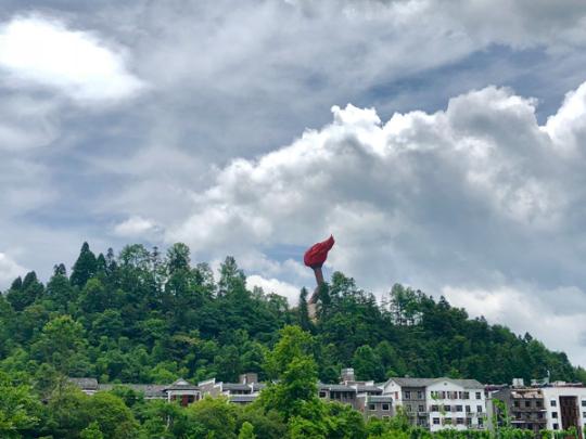 Located on the border of Jiangxi and Hunan provinces, the Jinggang Mountain attracts numerous Chinese tourists due to its historical significance as a revolutionary base and picturesque views. (Photo provided to China Daily)