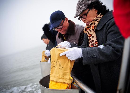 File photo: Citizens scatter the ashes of their deceased relatives in the sea at a sea burial in Tianjin, North China, March 31, 2013. (Photo/Xinhua)