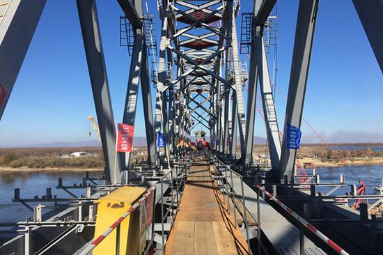 Photo taken on Oct 13, 2018 shows the Chinese part of the China-Russia railway bridge linking city of Tongjiang in Northeast China's Heilongjiang province with Nizhneleninskoye in Russia. （Photo/Xinhua）