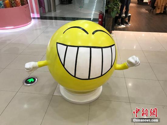 An emoji model was seen at a shopping mall in Changchun, Jilin Province. (File photo/China News Service)
