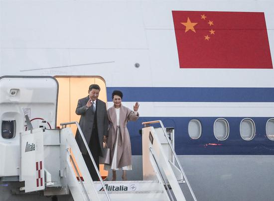 President Xi Jinping and his wife Peng Liyuan arrive at Leonardo da Vinci International Airport in Rome, Italy on Thursday. (Feng Yongbin / China Daily)