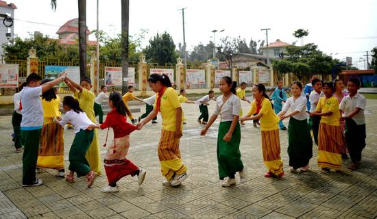 Chinese and Burmese students play games at a primary school in Yunnan province during a class break. （QIN QING/XINHUA)