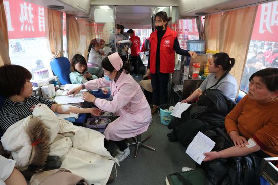 People donate blood at a donation point after a deadly chemical factory blast killed dozens in Xiangshui county in Jiangsu province on Friday. (Photo by Wang Jing/China Daily)