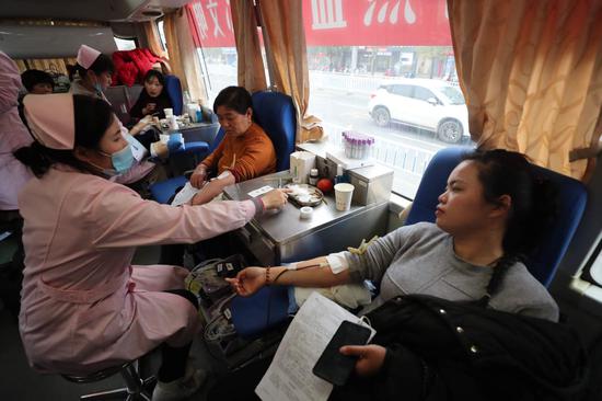 People donate blood at a donation point after a deadly chemical factory blast killed dozens in Xiangshui county in Jiangsu province on Friday. (Photo by Wang Jing/China Daily)