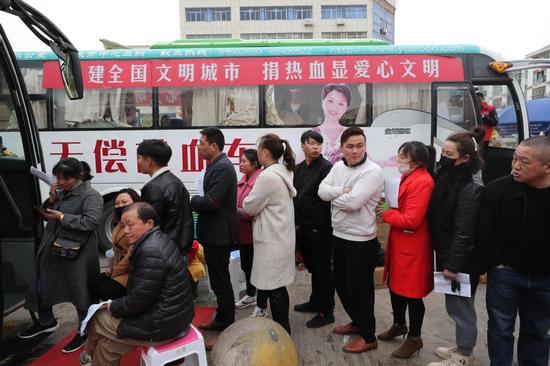 People wait in line to donate blood at a donation point after a deadly chemical factory blast killed dozens in Xiangshui county in Jiangsu province on Friday.  (Photo by Wang Jing/China Daily)