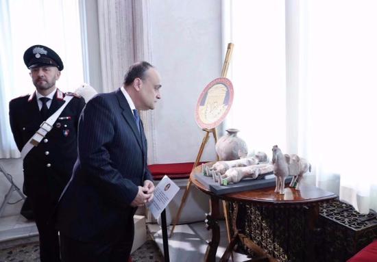 Alberto Bonisoli, Italian minister of cultural heritage and activities, checks some of the Chinese cultural relics in Rome on Saturday that are to be returned to China. (Photo provided to China Daily)