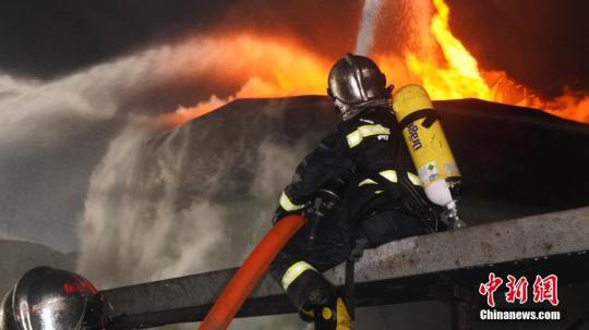 Firefighters put out the blaze at the scene of the accident in Yancheng, Jiangsu province, March 21. (Photo/chinanews.com)