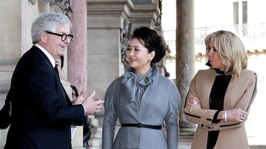 Peng Liyuan (C), the wife of Chinese President Xi Jinping, visits the Palais Garnier with Brigitte Macron (R), wife of French President Emmanuel Macron, on March 25, 2019. (Photo/Xinhua)