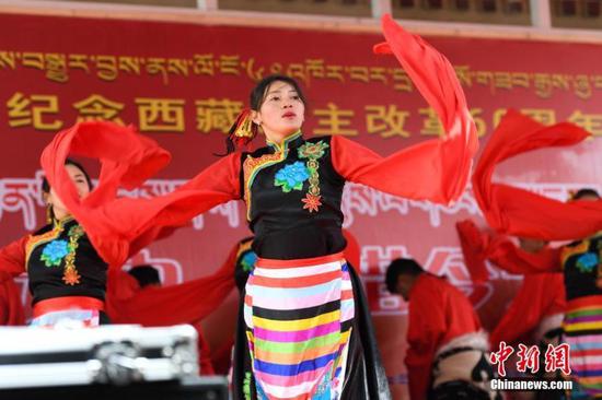 A performance marks the 60th anniversary of democratic reform in Lhasa, Southwest China's Tibet Autonomous Region, March 27, 2019. （Photo/Xinhua）