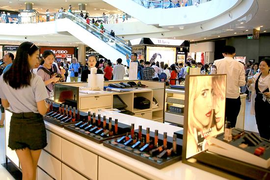 Consumers throng the Haitang Bay duty-free shop in Sanya, in the island province of Hainan. [Photo by Sun Qing/for China Daily]