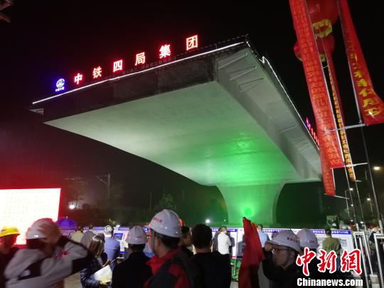 A 100-meter-long and 33-meter-wide swivel bridge is turned to its targeted position after rotating for 70 minutes without affecting the traffic in Guangdong, April 2, 2019. (Photo/China News Service)
