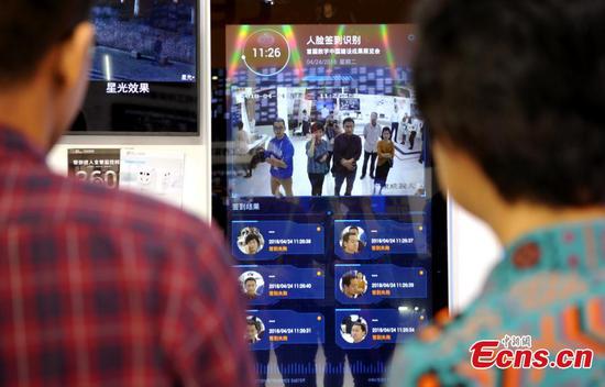 Visitors sign-in to an event with the use of face-recognition technology during the first Digital China Summit in Fuzhou City, the capital of East China's Fujian Province. (Photo: China News Service/Zhang Bin)