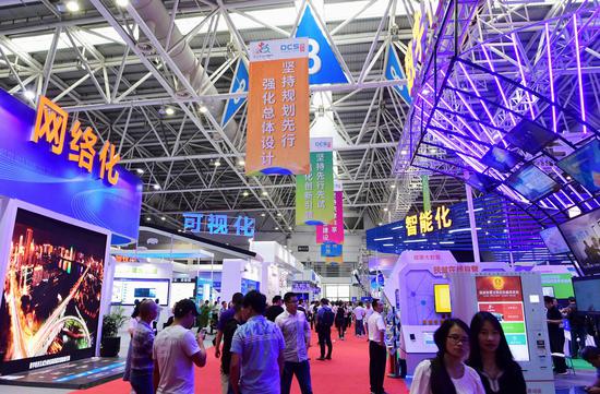 The exhibition area of the first digital development summit held in Fuzhou, Fujian Province in April 2018. (Xinhua/Wei Peiquan)