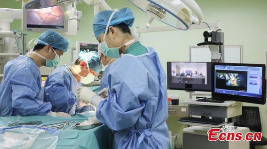 Chest surgery broadcast live through 5G