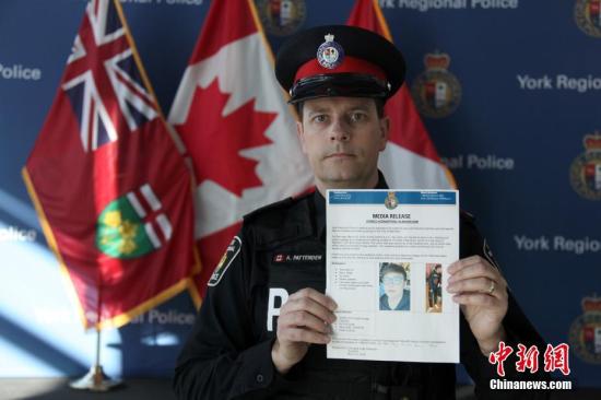 File photo: Andy Pattenden, spokesman of York Regional Police shows a press release on March 25. (Photo: China News Service/Yu Ruidong)