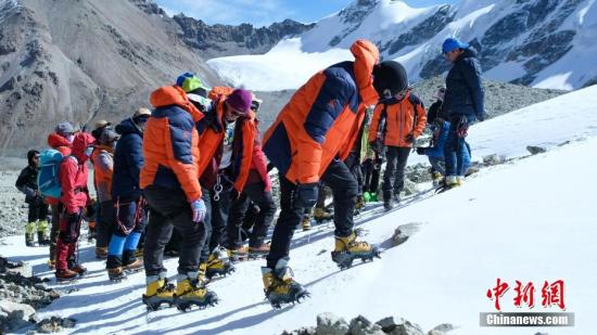 Mountaineers receive training for walking on snow and ice in Lhasa, Tibet. (File photo/China News Service)