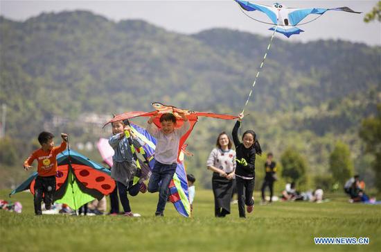 People enjoy holiday for Qingming Festival across China