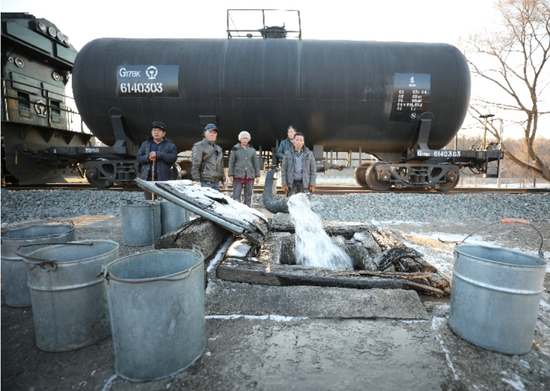 Water rushes from a pipe to a cistern at the station. (Photo provided by Tonghua railway)