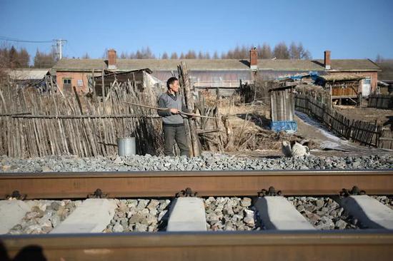 A local waits for the train. (Photo provided by Shenyang railway bureau)