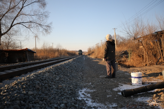 A local waits for the train to come. （Photo provided by Tonghua railway）