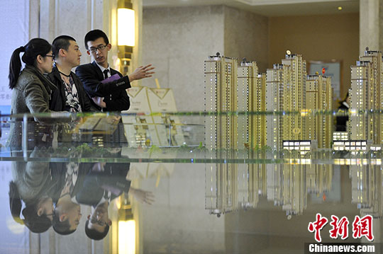 People visit a real-estate sales center. （File photo/China News Service）