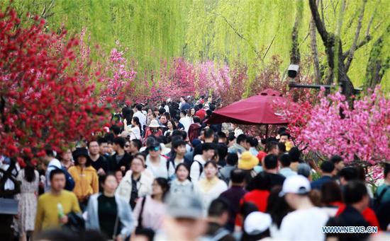 Tourists view the scenery of the Slender West Lake during the Qingming Festival holidays in Yangzhou, east China's Jiangsu Province, April 5, 2019. (Xinhua/Meng Delong)
