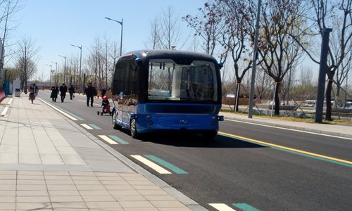 A self-driving tour bus roaming in Xiongan New Area (Photo: Yang Kunyi/GT)