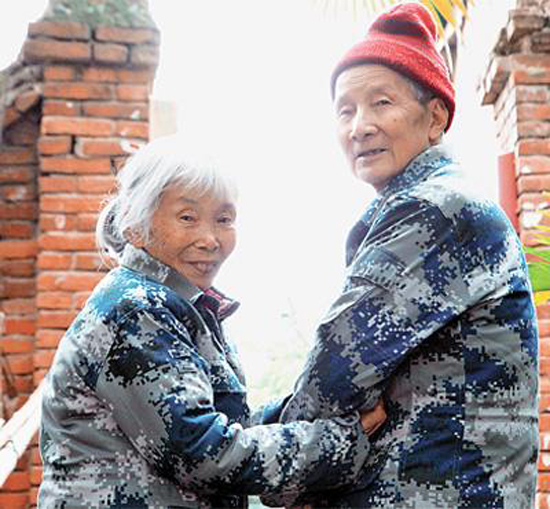 Ma Xu (L), China's first female paratrooper, and her husband. (File photo/People's Daily)