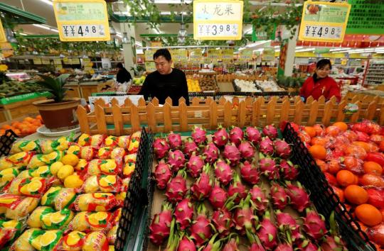 Shoppers select fruits at a supermarket in Zaozhuang, Shandong province, April 11, 2019. (Photo by Ji Zhe/Asianewsphoto)