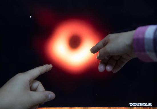 Chinese researchers discuss the imaging methods of the image of a black hole in Shanghai Astronomical Observatory (SAO), in east China's Shanghai, April 9, 2019. (Xinhua/Jin Liwang)