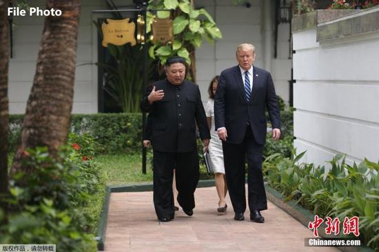 U.S. President Donald Trump and DPRK top leader Kim Jong-un take a walk after their one-on-one talk at the Sofitel Legend Metropole Hanoi hotel, Feb. 28, 2019, in Hanoi.(Photo/Agencies)