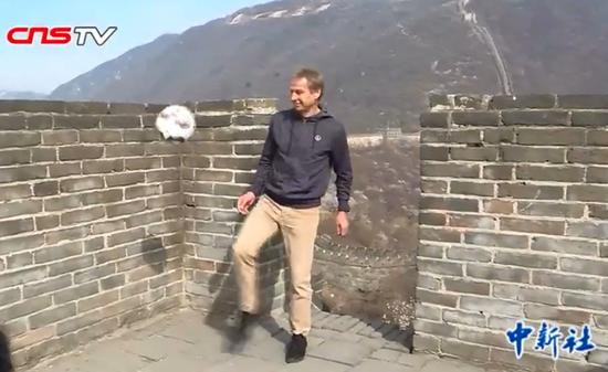 Jurgen Klinsmann, the German football manager, pundit and former player shows off skills on the Great Wall.  (Photo/Screenshot on CNSTV)